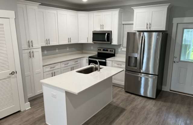 Newly Painted Verandas of Freeport Townhome Near the Beaches! Gallery 3