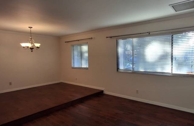 1096 Gran Paseo - HUGE home. Gallery 3