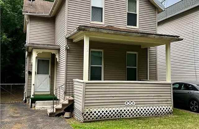 Move in Ready 4 Bedroom 1 1/2 bath house Available photos photos