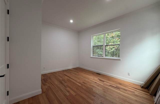 83 Milmay Avenue Gallery 2