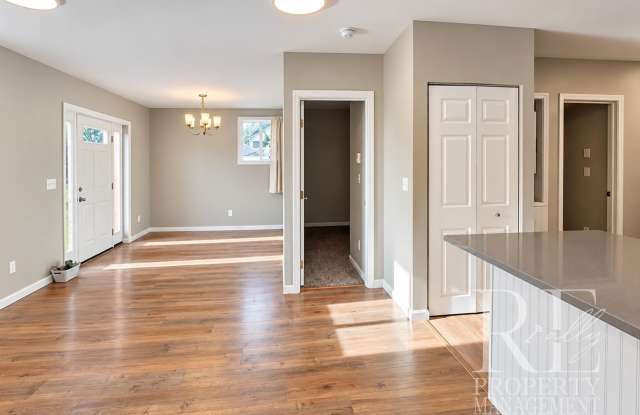 Bright Remodeled 2-Bedroom with Year-Round A/C & In-Unit Laundry Gallery 3