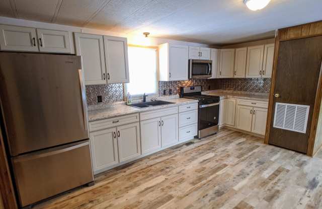 1101 East 18 1/2 Street - 1101 East 18 1/2 Street, Albert Lea, MN 56007