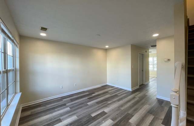 COMING SOON! Beautiful Townhouse! All Electric, Off-Street Parking, Washer/Dryer Gallery 3