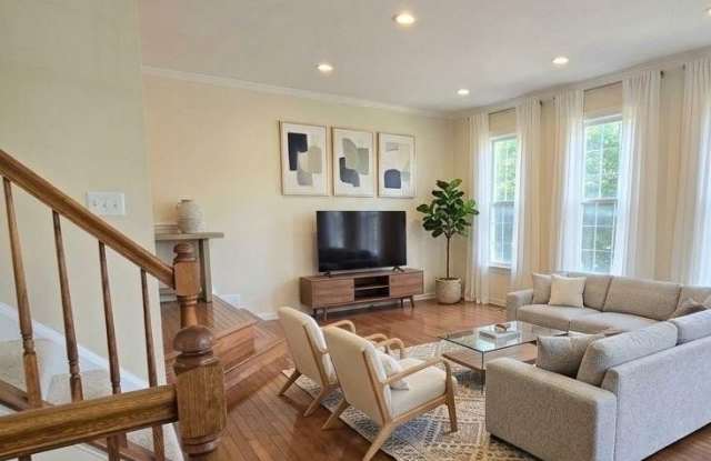 21234 MILLWOOD Square Gallery 2