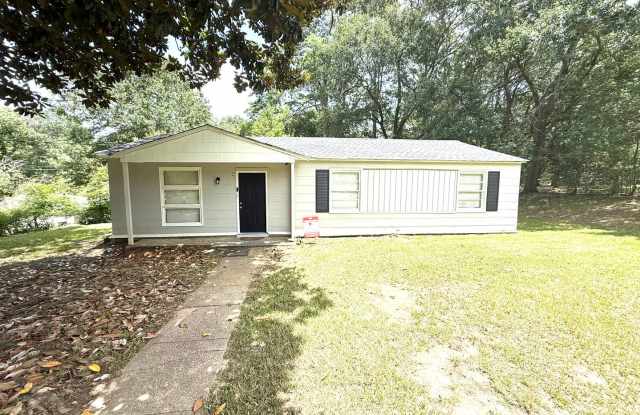 ** 3 Bed 1 Bath located in Forrest Hills ** Call 334-366-9198 to schedule a viewing photos photos