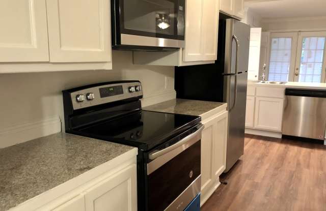 Totally updated 3br/2ba cottage by LSU with all new appl, 2nd house from River Road - 1441 West Roosevelt Street, Baton Rouge, LA 70802