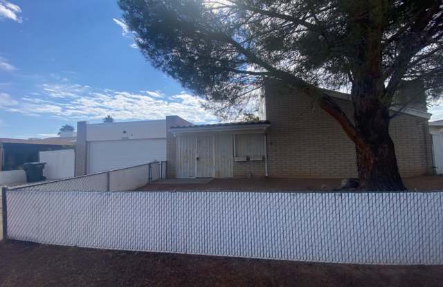 Large 3 bedroom/2 bath home with an office/den & screened in patio Gallery 3