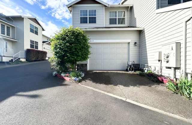 Spacious 3 Bed 2.5 Bath Duplex in Milwaukie! photos photos
