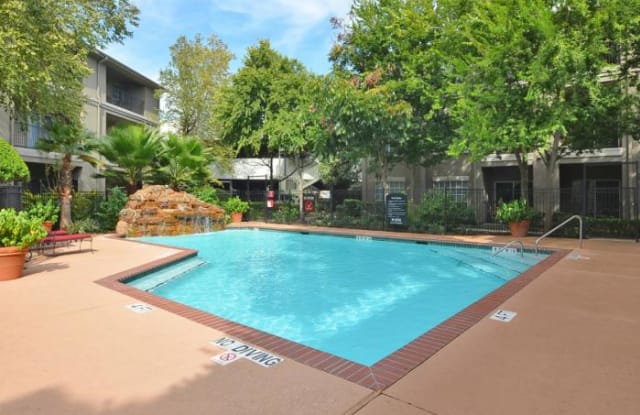 11 Oak Ct - 11 S West Oak Dr, Houston, TX 77056