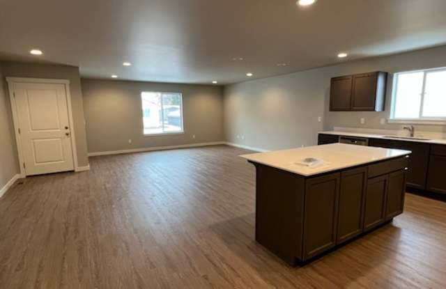 Luxury 3 bedroom, 2 bath home with double garage! Gallery 4