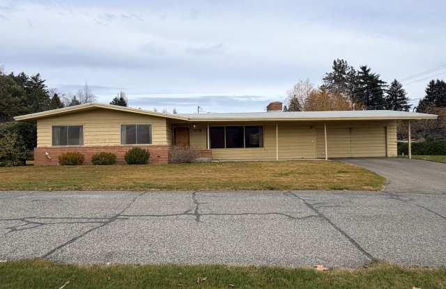 Country like setting! Spacious 3+ bed/ 1.5 bath house with garage, large yard, private deck and ample living space! Landscaping provided! photos photos