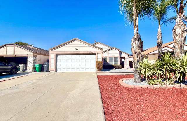 3 Bedroom Single Story Home w/ Spacious Backyard in Prime Location! Gallery 1