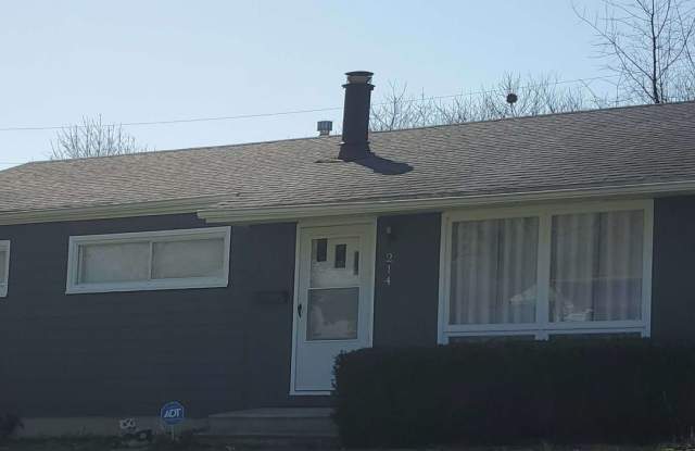 Charming 3 bed 1.5 bath w/AC, mostly finished basement, detached garage in Fairborn - 214 East Doris Drive, Fairborn, OH 45324