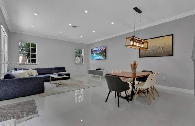913 SW 147th Ter Gallery 2