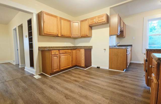 Spacious 5 Bed 2 Bath House - Pet-Friendly Gallery 1