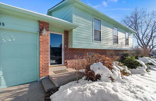 Charming 3-Bedroom, 2-Bathroom Split-Level Home with Large Yard Gallery 3
