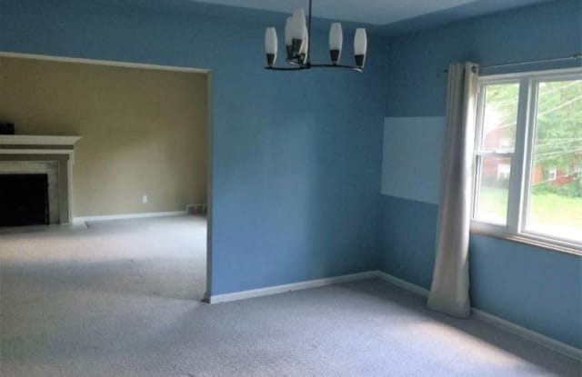 556 Madera Ave - 556 Madera Ave, Youngstown, OH 44504