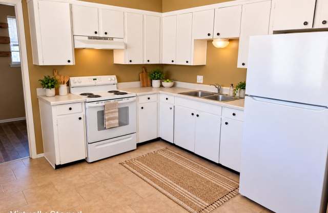 Cozy 2-Bedroom Home with Wood-Look Flooring & Washer/Dryer Hookups! Gallery 1