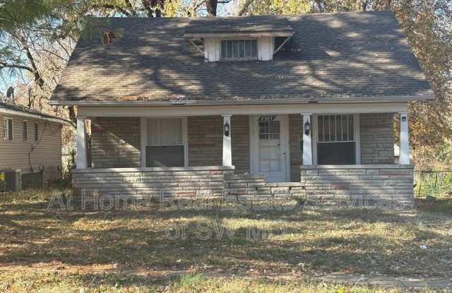 2307 N Franklin - 2307 North Franklin Avenue, Springfield, MO 65803