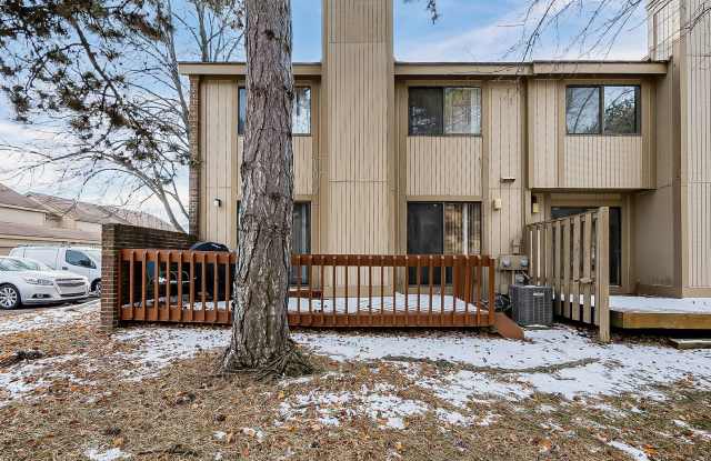 Introducing a charming 3-bedroom, 2.5-bathroom house located in the desirable West Bloomfield area. - 5272 Wright Way East, Oakland County, MI 48322