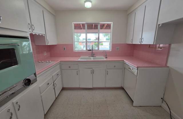 Gorgeous Atomic Age Ranch 3 bedroom 2 bathroom with 1950's Flair Gallery 1