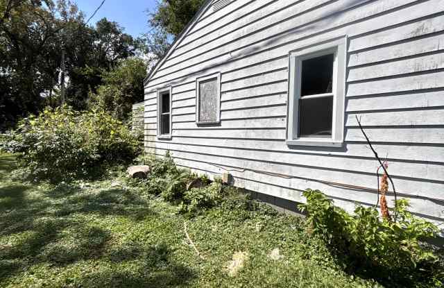 1971 E Cantrell St Gallery 2