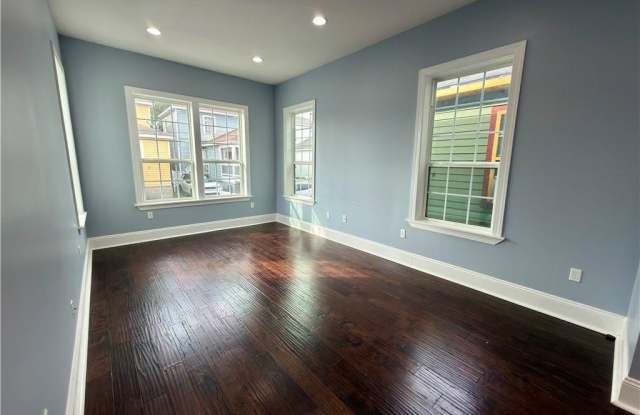 1305 FERRY Place Gallery 4