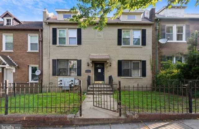 1106 Queen St NE photos photos