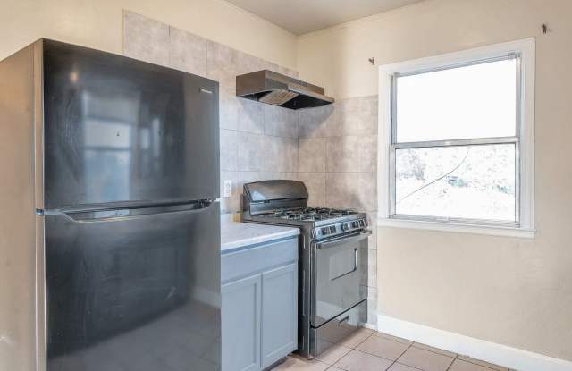 Quaint 4 Bedroom Bungalow Style Home With Spacious Backyard Gallery 4