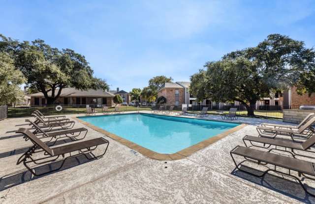 Regal Crossing Apartments Gallery 2