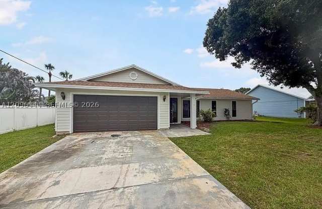 2302 SW Fern cir Gallery 1