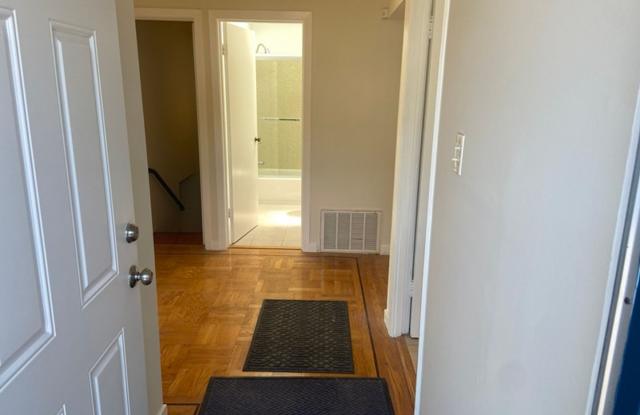 Spacious Corner Home in a Sunny Neighborhood (bayview) Gallery 4