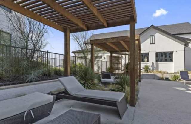 4035 N Loop 1604 W Gallery 1