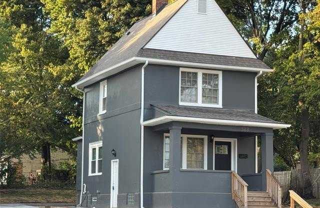 583 N Perry Street Gallery 1