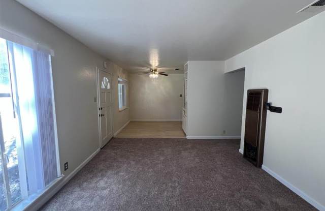Cute Three Bedroom on Large lot! Gallery 4