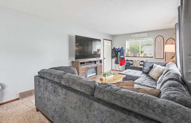 Rent: Cute 3 Bedroom Home Gallery 4