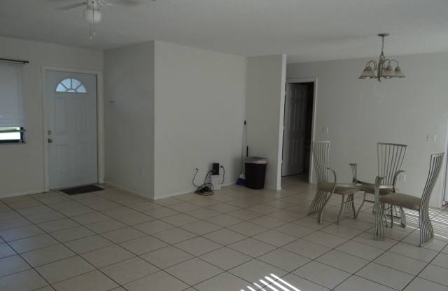 Super Clean Annual 2 bed 1 bath 1 garage home in Kingsway Elementary District Gallery 3