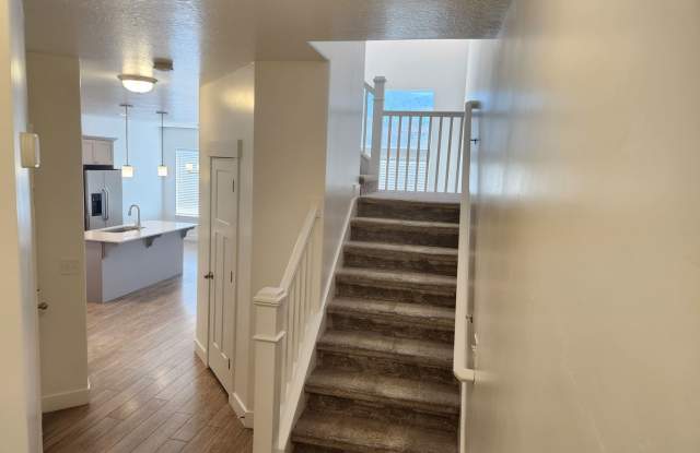 Spacious 3-Bedroom Bluffdale Townhome Gallery 3