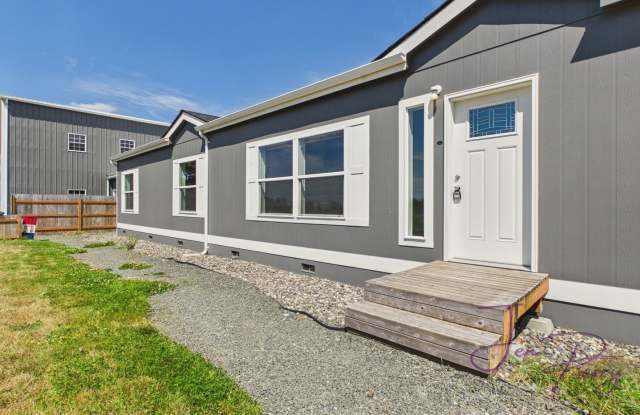 Large Spacious 5 Bedroom House with Fenced Yard Gallery 3