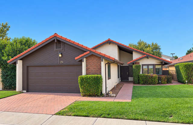 3 Bed, 2 Bath, 2 Car Garage, plus Sunroom! Gallery 1