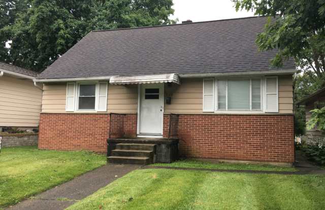 **3-BEDROOM HOUSE W/ 2-CAR GARAGE IN BEECHWOLD!!** photos photos