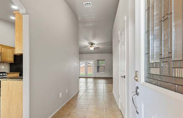 3 Bedroom, 3 Bath Home near Golf Course Gallery 4
