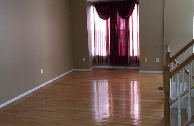 2503 CLOVER FIELD Circle Gallery 3