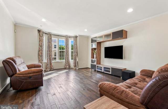 21521 WILLOW BREEZE Square Gallery 4