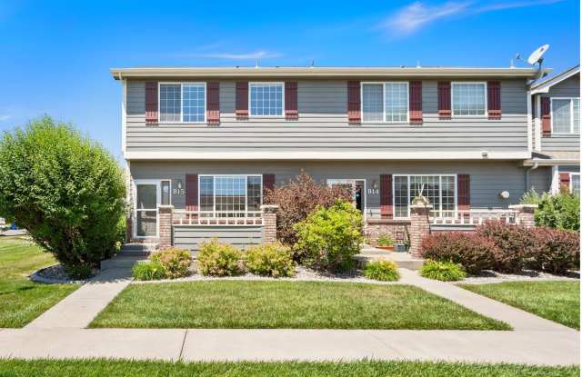 3 Bedroom, 3.5 bathroom End-Unit Townhome! Gallery 1