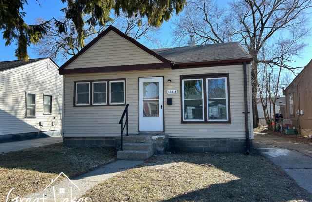 Charming 2 bedroom / 1 bathroom house now available for rent! photos photos