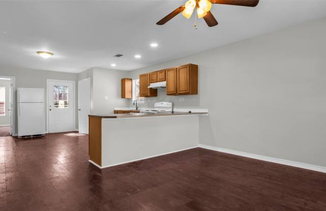 1602 W Elm Street Gallery 2