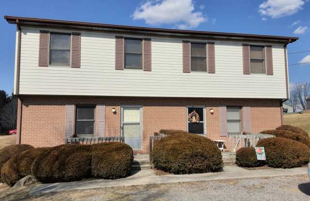 Blacksburg, 3 BR / 2.5 BA, Available September 11th photos photos