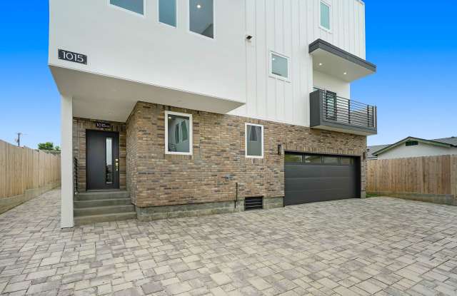 5 Bedroom / 4 bathroom Fully Detached Townhouse in Echo Park with Private Garage photos photos