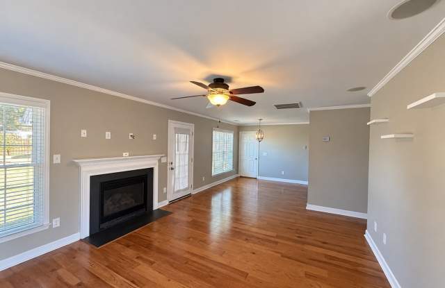 Beautiful 3 Bedroom Cul-de-Sac Home with Fenced Backyard and Garage! Gallery 4